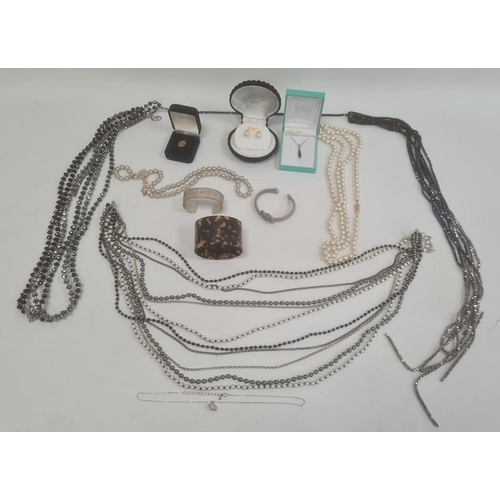 323 - Large quantity of costume jewellery including a silver and yellow brooch, a statement bead necklace ... 