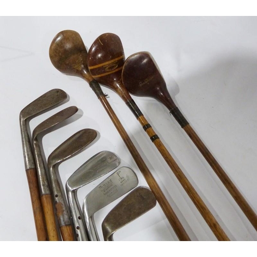 159A - Assorted golf clubs to include left-handed wood-handled clubs, a Gibson & Co Ltd of Scotland King Ho... 