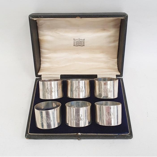 456 - A cased set of six George V silver napkin rings, plain form, initialed 'AMR', London 1918, maker Edw... 