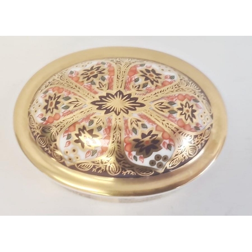 53 - Royal Crown Derby small box and cover of oval form decorated in the 'Old Imari' pattern, 7cm long, a... 