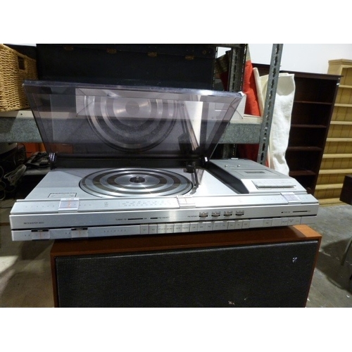 199c - Bang and Olufsen Beocenter 4600 turntable and a pair of Beovox 1500 speakers