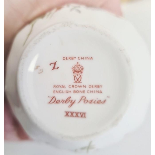 34 - Royal Crown Derby small box and cover of oval form decorated in the 'Old Imari' pattern, 7cm long, a... 