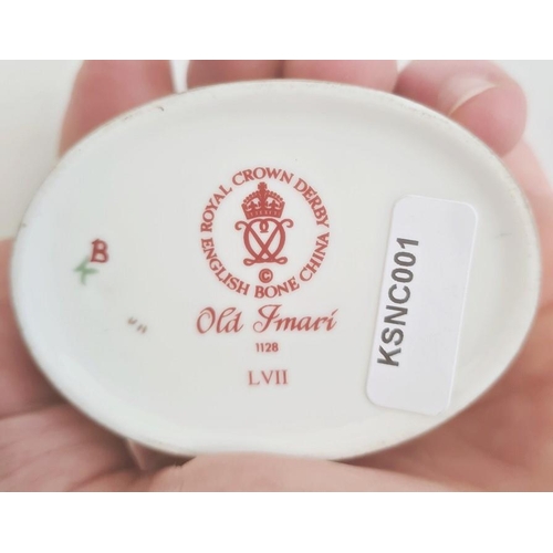 34 - Royal Crown Derby small box and cover of oval form decorated in the 'Old Imari' pattern, 7cm long, a... 