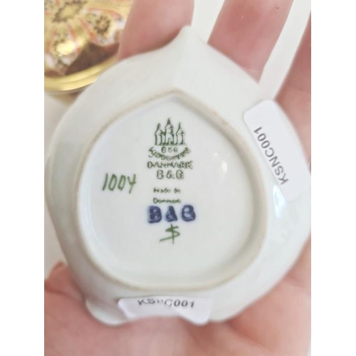 34 - Royal Crown Derby small box and cover of oval form decorated in the 'Old Imari' pattern, 7cm long, a... 