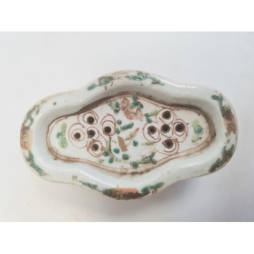 95 - Chinese porcelain trinket box and pierced cover of elongated quatrefoil form, 12cm and a seated fema... 