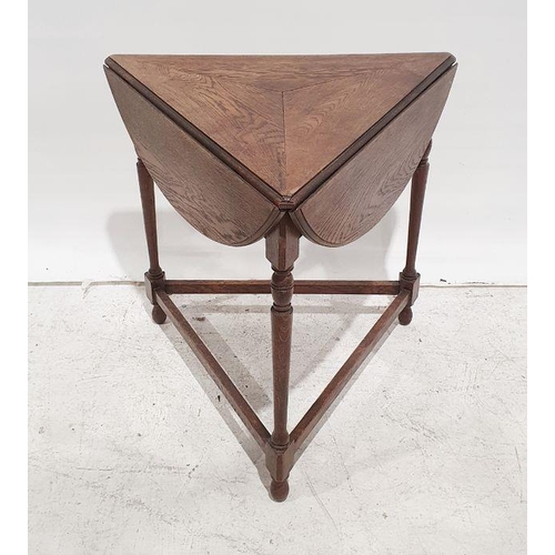 1209 - 20th century triangular table with drop leaves and rotating top to make circular table, turned suppo... 