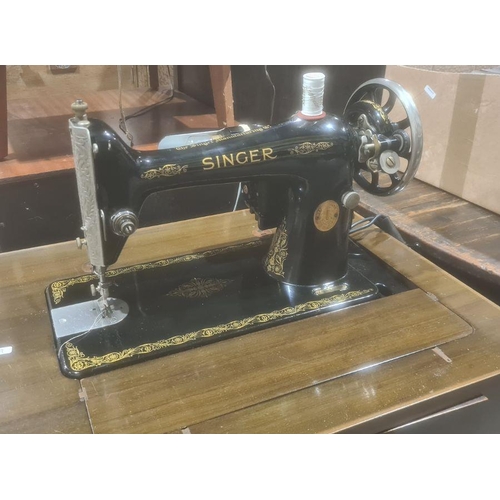 1319 - Singer sewing machine in cabinet