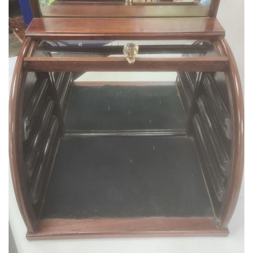 1364 - Mahogany shop display cabinet with mirrored back, bowed glass sliding door, plinth base, 41cm x 48cm