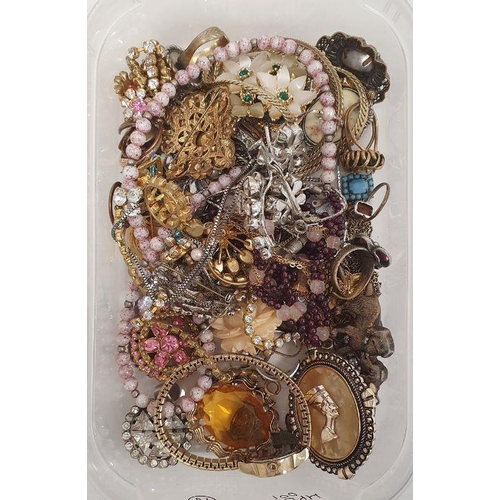 562 - Quantity of costume jewellery, beaded necklaces, costume watches, brooches, rings (1 box)