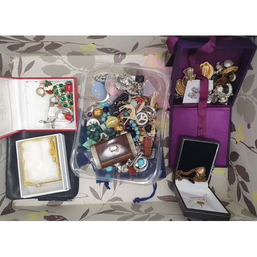 575 - Assorted costume jewellery, brooches, necklaces, bangles, beaded necklaces etc (1 box)