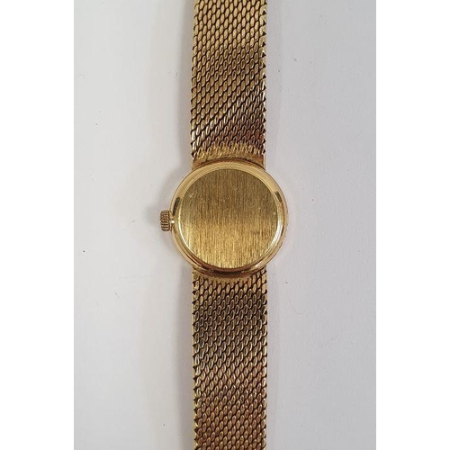 589 - Lady's 18ct gold Omega wristwatch with circular dial, baton numerals, integral flexible mesh strap (... 