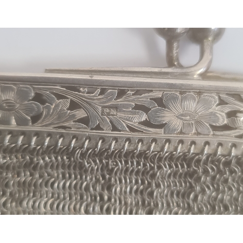 403 - An early 20th century silver chain purse, with import marks, marked 925, foliate detail to clutch, 1... 