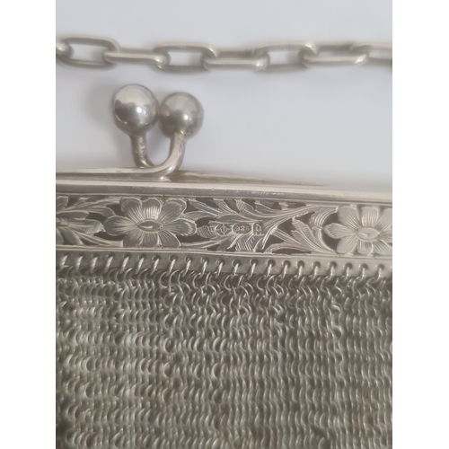 403 - An early 20th century silver chain purse, with import marks, marked 925, foliate detail to clutch, 1... 