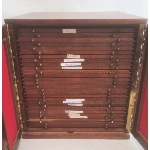 219 - Mahogany coin cabinet with 28 trays, velvet inlaid, with later added brass lock