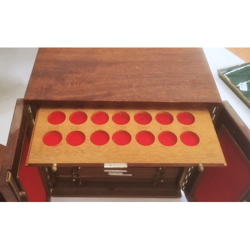 219 - Mahogany coin cabinet with 28 trays, velvet inlaid, with later added brass lock