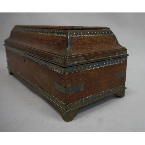 1075 - Eastern-style and metal inlaid box on bracket feet