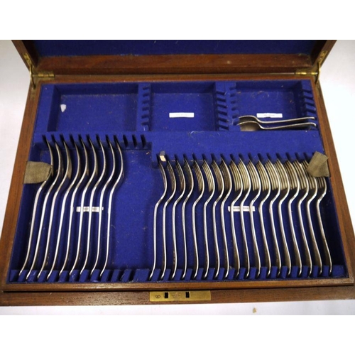 1078 - Oak-cased canteen of electroplated cutlery