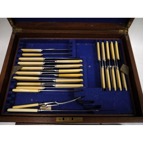 1078 - Oak-cased canteen of electroplated cutlery