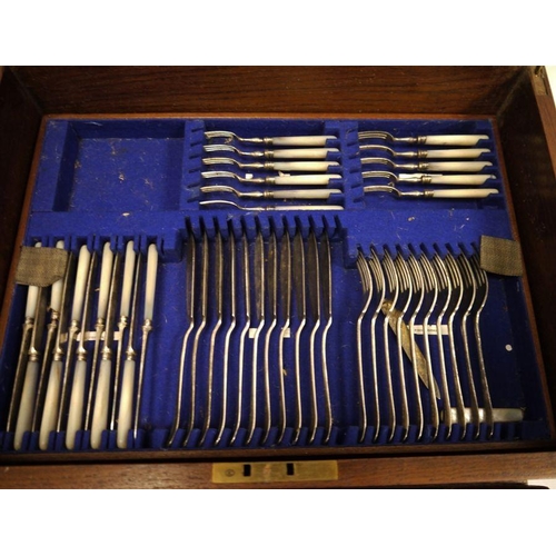 1078 - Oak-cased canteen of electroplated cutlery