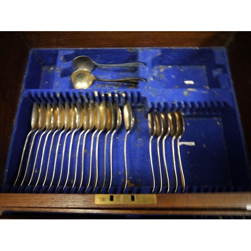 1078 - Oak-cased canteen of electroplated cutlery