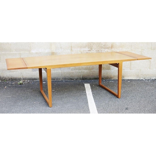 1314 - Mid century modern Danish - style extending dining table of rectangular form, with extending leaves,... 