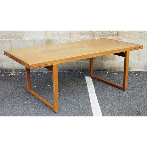 1314 - Mid century modern Danish - style extending dining table of rectangular form, with extending leaves,... 