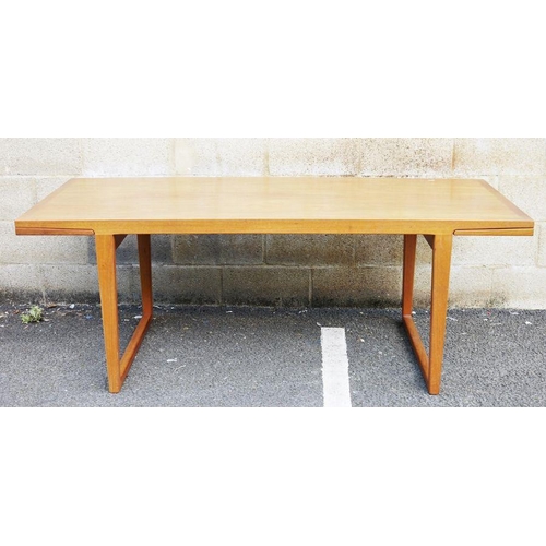 1314 - Mid century modern Danish - style extending dining table of rectangular form, with extending leaves,... 