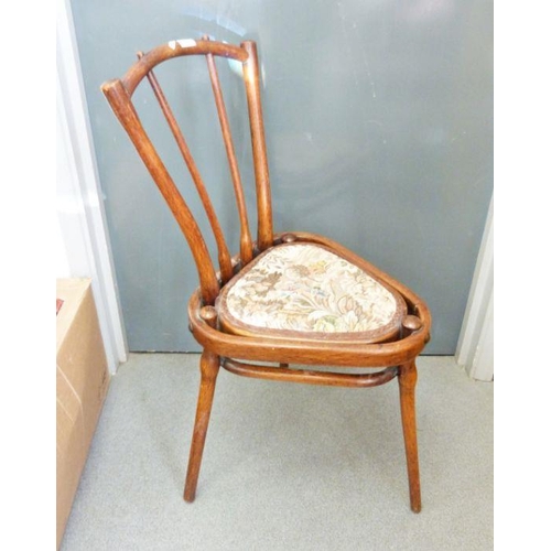 1476 - Early 20th century Thonet chair in bentwood, the triangular shaped seat on three turned supports