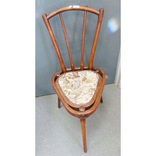 1476 - Early 20th century Thonet chair in bentwood, the triangular shaped seat on three turned supports