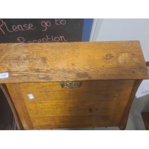 1126 - Early 20th century Arts & Crafts-style oak student's bureau, the fall with pigeonhole interior above... 