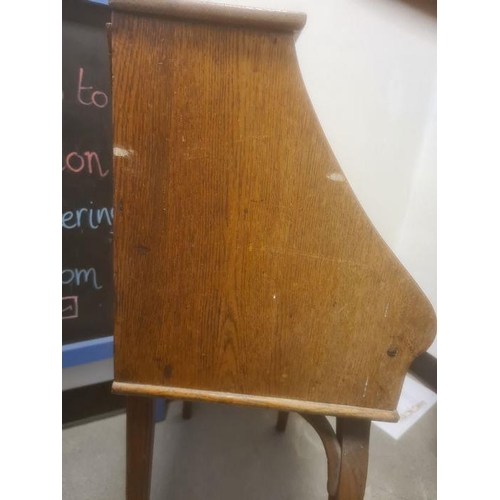 1126 - Early 20th century Arts & Crafts-style oak student's bureau, the fall with pigeonhole interior above... 