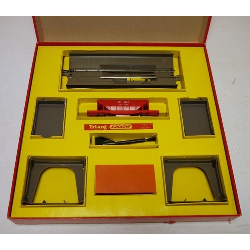 395 - Tri-ang Railways electric model railway, 00 gauge, boxed RS.4, RS.6, R.161, various coaches and trac... 