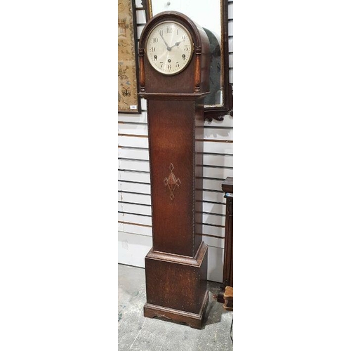 1062 - Early 20th century oak longcase clock of small proportions, the arched top above circular dial with ... 