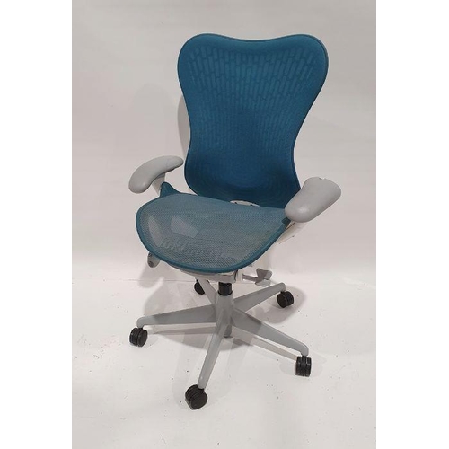 1104 - Modern office swivel chair