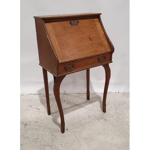 1126 - Early 20th century Arts & Crafts-style oak student's bureau, the fall with pigeonhole interior above... 