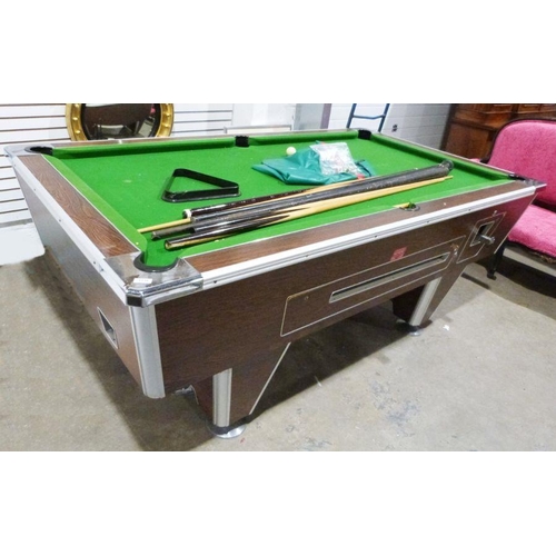 1138 - Supreme 20th century slate bed pool table and related cues and balls