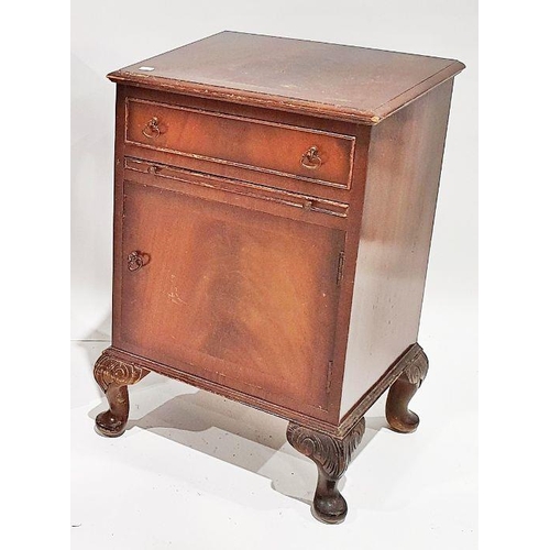 1184 - 20th century mahogany lowboy and a pot cupboard (2)