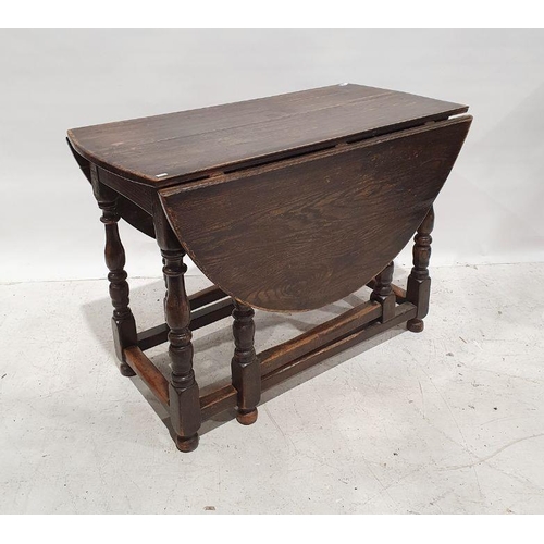 1250 - 20th century reproduction gateleg table in the 18th century style, the oval top with drop leaves, on... 