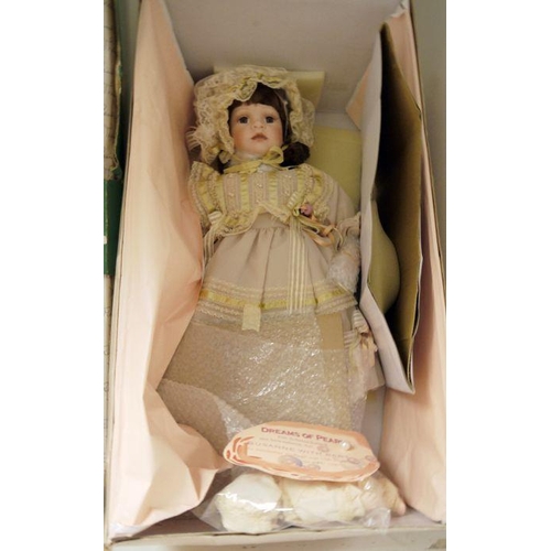 326 - A Master Piece Gallery limited edition collectors doll 'Miss Margaret' by Thelma Rench no. 675/2000,... 