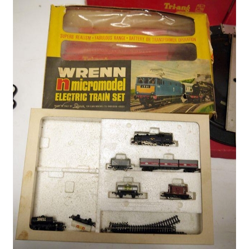 395 - Tri-ang Railways electric model railway, 00 gauge, boxed RS.4, RS.6, R.161, various coaches and trac... 