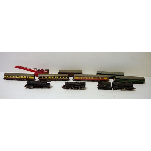 399 - Tri-ang no. 47606, 00 gauge, assorted coaches, tenders and carriages, a quantity of loose track, sig... 