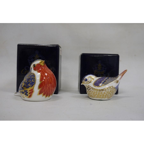 42 - Royal Crown Derby paperweight in the form of a robin, with gold button to base and a Royal Crown Der... 