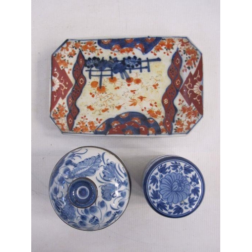 142 - Two Chinese lidded blue and white small pots, 11cm high approx. and a Japanese imari small tray, rec... 