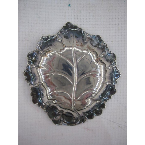 192 - Silver octagonal pin tray and silver a leaf-pattern pin tray (2)