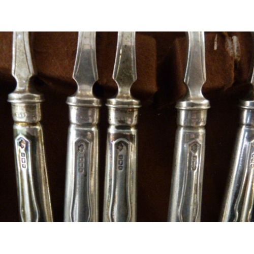 283C - Part set of silver table flatware, serpentine thread pattern, mainly London 1908, to include six tab... 