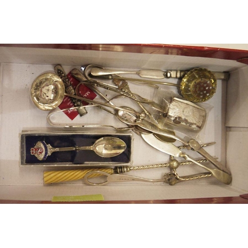 291 - Assorted silver-plated items to include a small toast rack, two gravy boats, assorted teaspoons, pic... 