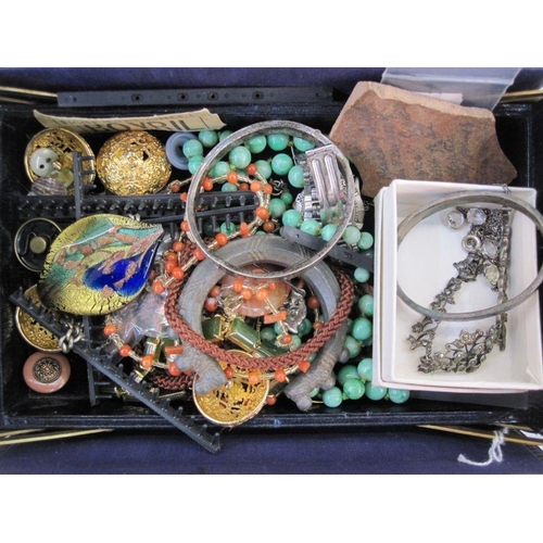 346 - Leather jewellery box and contents of assorted jewellery including glass beads, a banded agate penda... 