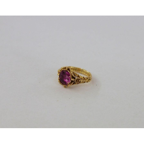 412 - Antique gold-coloured metal and pink tourmaline-coloured stone ring with foliate shank