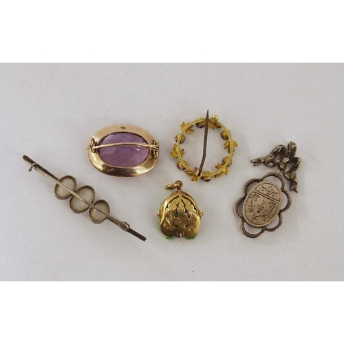 418 - Gold-coloured metal, amethyst-coloured stone and seedpearl oval brooch, an 18ct gold and jade Buddha... 