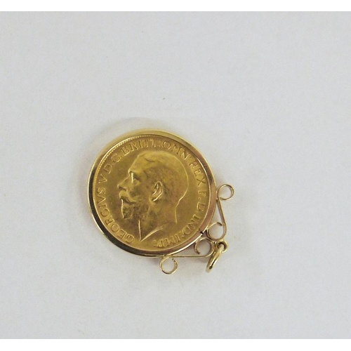 435 - 1913 gold sovereign in a 9ct gold pendant mount